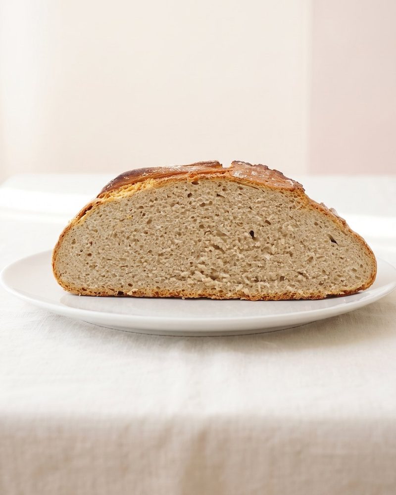 Ausgehobenes Sauerteig Brot