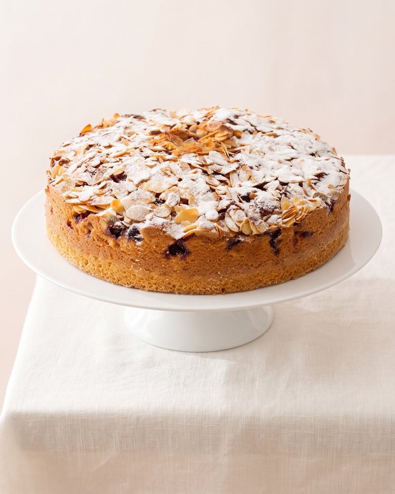 Wiener Sandkuchen mit Kirschen