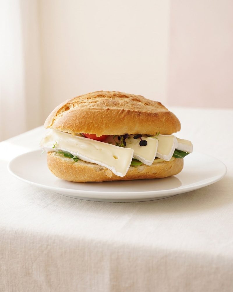 Ganzes belegtes Brötchen - Camembert