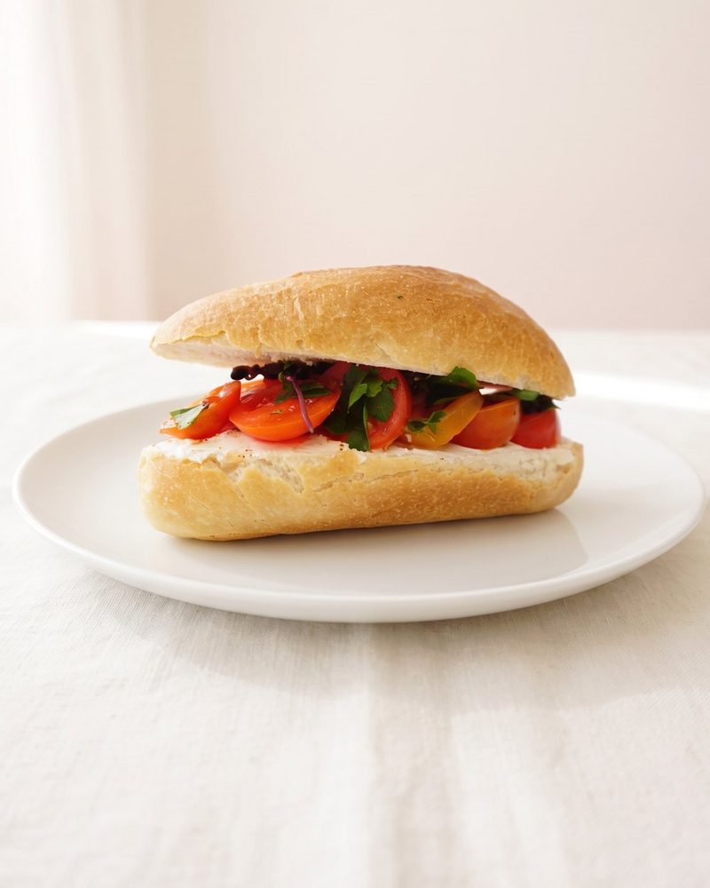 Ganzes belegtes Brötchen - Frischkäse
