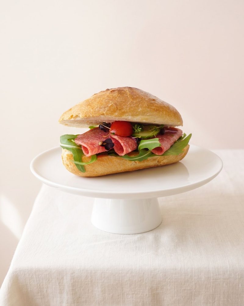 Ganzes belegtes Brötchen - Salami