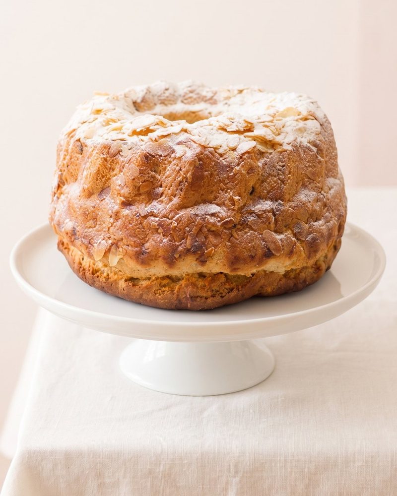 Gugelhupf mit Mandeln und Rosinen